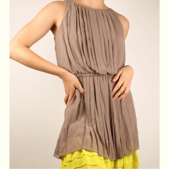 Jessica Simpson Dresses & Skirts - Jessica Simpson XSBrown and Yellow Pleated Dress